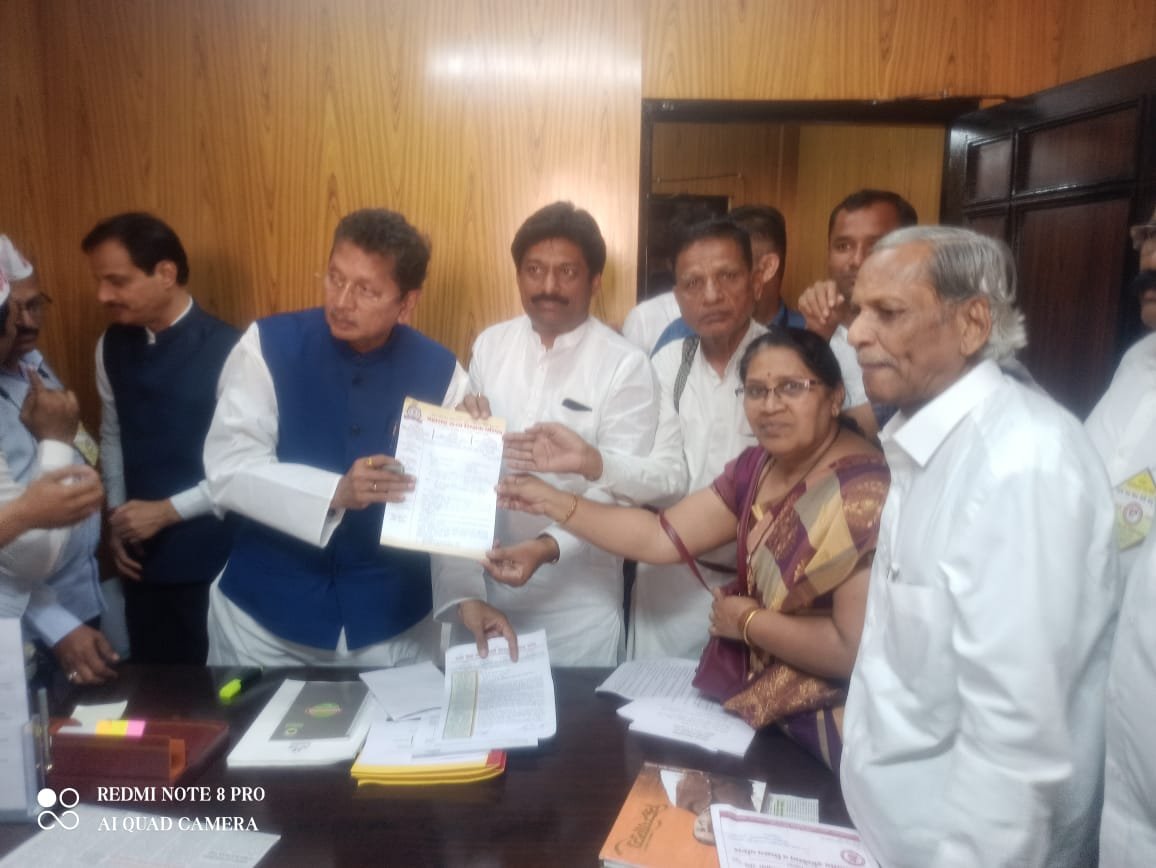 मा शिक्षणामंत्री दिपकजी केसरकर यांना शिक्षक बांधवांच्या प्रश्नाबाबत निवेदन देताना