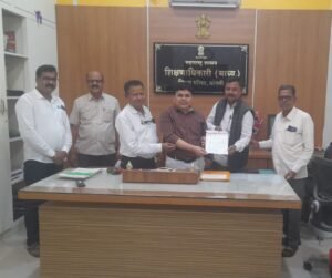 बुधवार दिनांक 19/08/2026 प्रलंबित कामाचा निपटारा करण्यासाठी सहविचार सभा घ्या.... शिक्षक परिषदेची मागणी. सांगली..... महाराष्ट्र राज्य शिक्षक परिषद पुणे विभागाच्या वतीने विविध प्रलंबित कामाचा निपटारा करण्यासाठी संघटनेची सविचार सभा घ्या अशा आशयाचे निवेदन सांगली जि. प. (माध्यमिक) चे शिक्षणाधिकारी मा. राजसाहेब लोंढे यांना निवेदनाद्वारे देण्यात आले. सदर शिष्ट मंडळामध्ये पुणे विभागाचे कार्यवाह डॉ. बाळासाहेब चोपडे, सांगली जिल्हा कार्याध्यक्ष भास्कर कुंभार, प्रांत सदस्य बजरंग शिंदे, जिल्हा सदस्य आनंदराव सावंत, सुनील रावळ व पदाधिकारी उपस्थित.